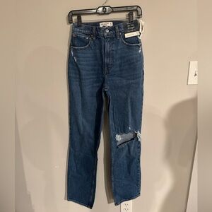 NWT Abercrombie Ultra High Rise 90s Straight Jeans - Curve Love Fit